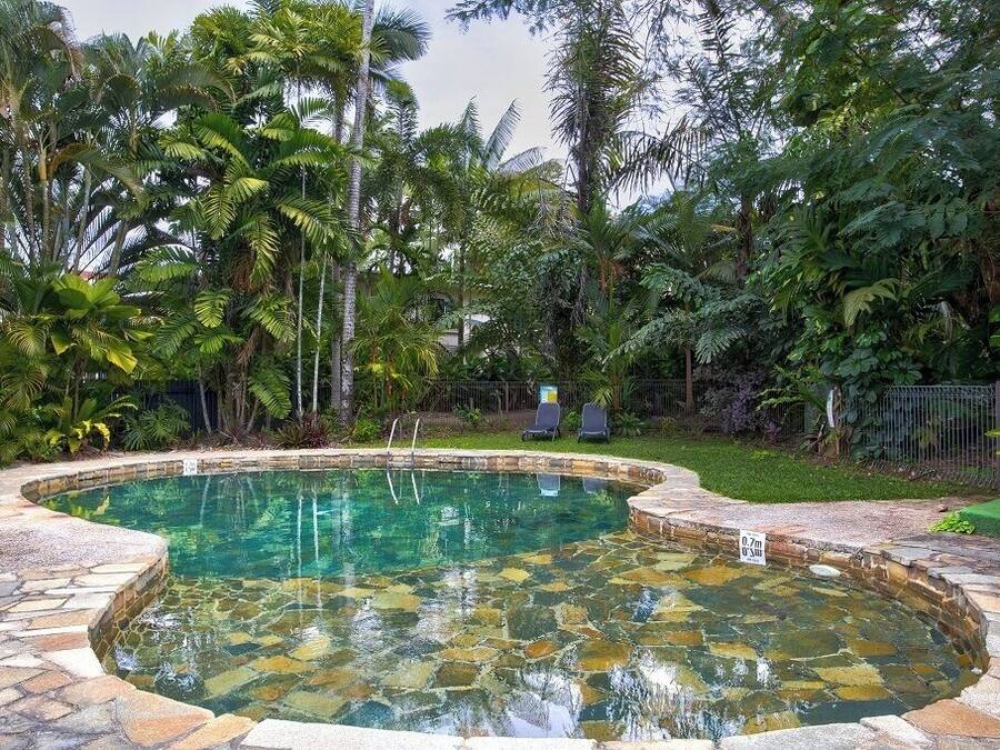 Una piscina al aire libre