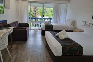 Premium Twin Room, Terrace | Blackout drapes, soundproofing, iron/ironing board, free WiFi - Mission Beach Lodge (Mission Beach)