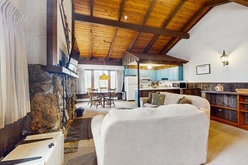 Cozy 1970's retro ski duplex w/ mountain views, balcony, TV, wifi, w/d, kitchen