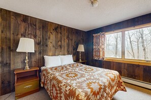 3 bedrooms, iron/ironing board, Internet, bed sheets - Cozy 1970's retro ski duplex w/ mountain views, balcony, TV, wifi, w/d, kitchen (Killington)