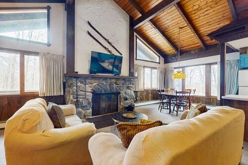 Cozy 1970's retro ski duplex w/ mountain views, balcony, TV, wifi, w/d, kitchen