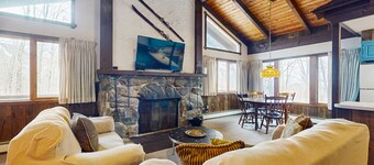 Cozy 1970's retro ski duplex w/ mountain views, balcony, TV, wifi, w/d, kitchen