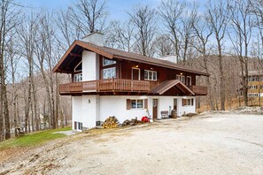 Exterior - Cozy 1970's retro ski duplex w/ mountain views, balcony, TV, wifi, w/d, kitchen (Killington)