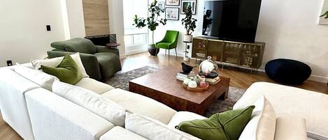 Smart-TV, Tischfußball, Tischtennisplatte, Bücher