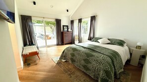 4 quartos, cofres nos quartos, escrivaninha