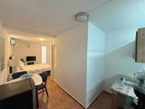 1 chambre, fer et planche à repasser, Wi-Fi, draps fournis