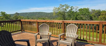 Awesome Three-bedroom Retreat on 1.25 acres in Coarsegold with Trails and Views