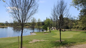A golf course with a lake, trees, and a clear sky. - Awesome Three-bedroom Retreat on 1.25 acres in Coarsegold with Trails and Views (Coarsegold)