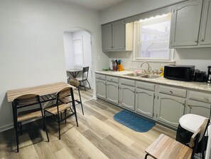 Kylskåp, mikrovågsugn, ugn och spishäll