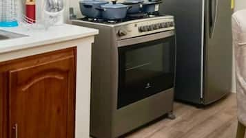 Geladeira, micro-ondas, fogão, cooktop