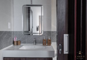 Articles de toilette gratuits, sèche-cheveux, serviettes fournies, savon