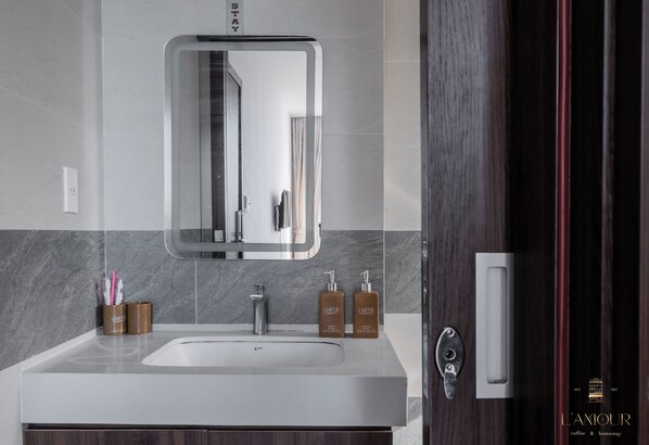 Bathroom - L'Amour Homestay (Hue)