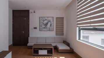 Family Quadruple Room, City View | Living area