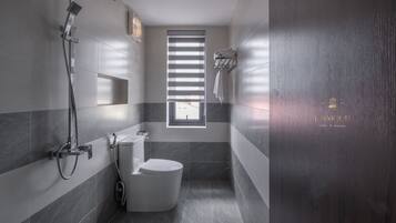 Family Quadruple Room, City View | Bathroom | Free toiletries, hair dryer, towels, soap