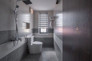 Chambre Quadruple Familiale, vue ville | Salle de bain | Articles de toilette gratuits, sĂšche-cheveux, serviettes fournies, savon