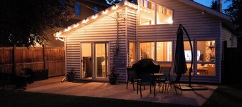 The Beachside Bungalow àœŒ 3 Bedroom Cottage just steps from the shores of Sylvan!