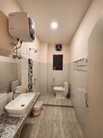 Habitación individual clásica | Baño | Ducha, artículos de higiene personal gratuitos, toallas y jabón