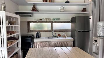 Refrigerador, horno, parrilla de estufa y cafetera y tetera