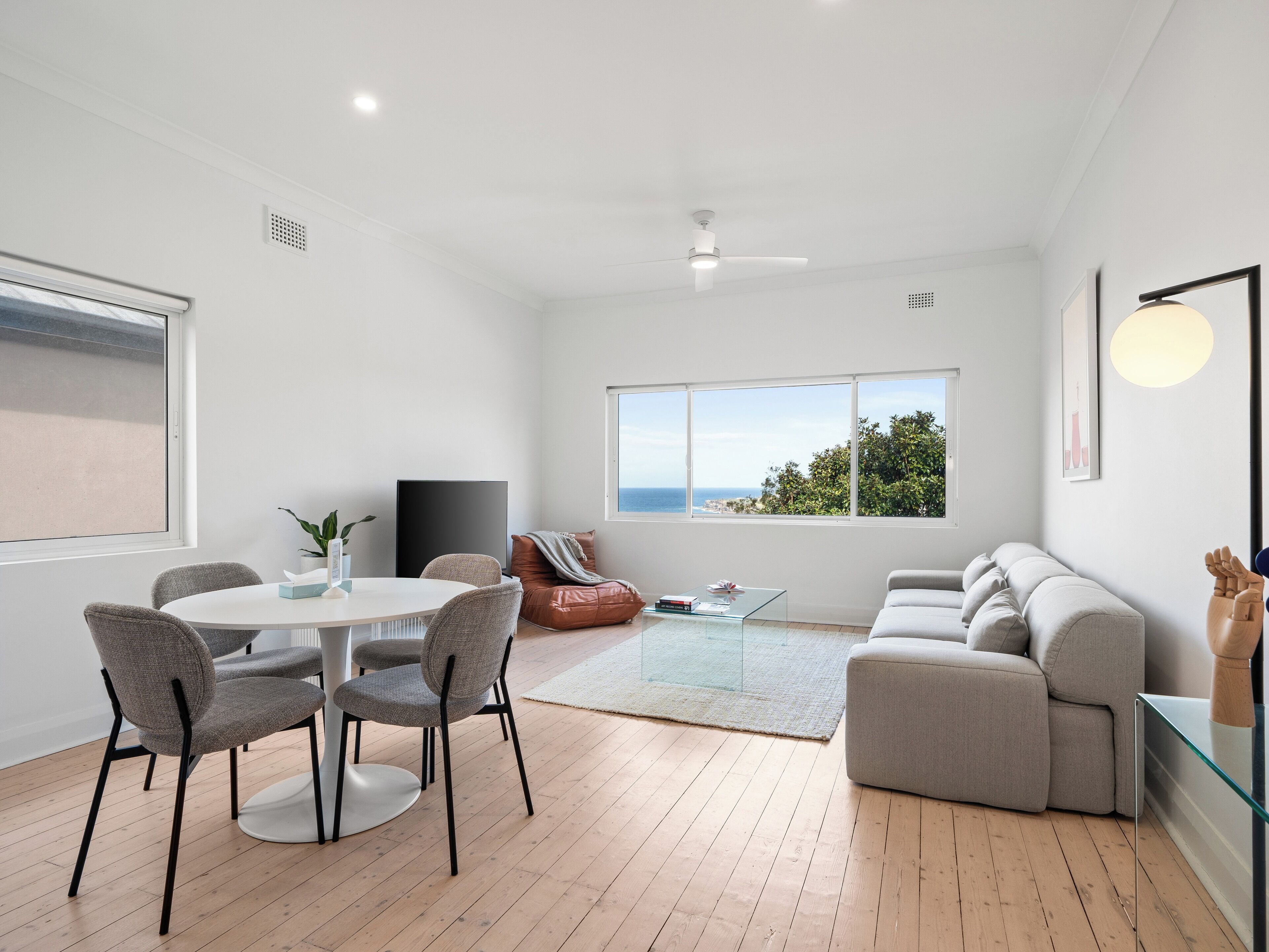 時尚公寓 | 起居區 | 55-吋LED 液晶電視，提供數位頻道