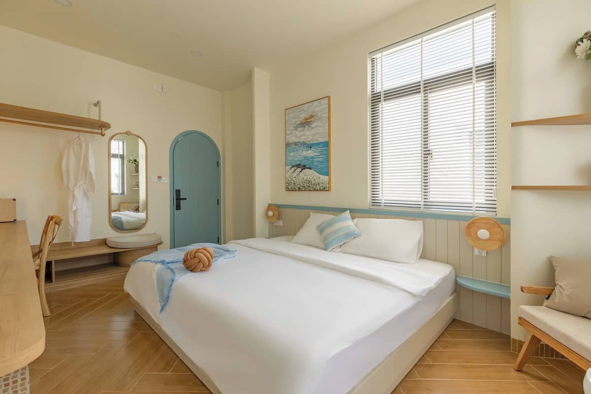 Deluxe Room, 1 King Bed, City View | Memory foam beds, individually decorated, individually furnished