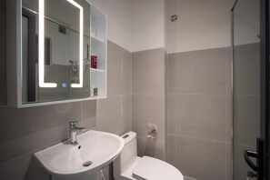 Assecador de cabells, bidet, tovalloles i sabó