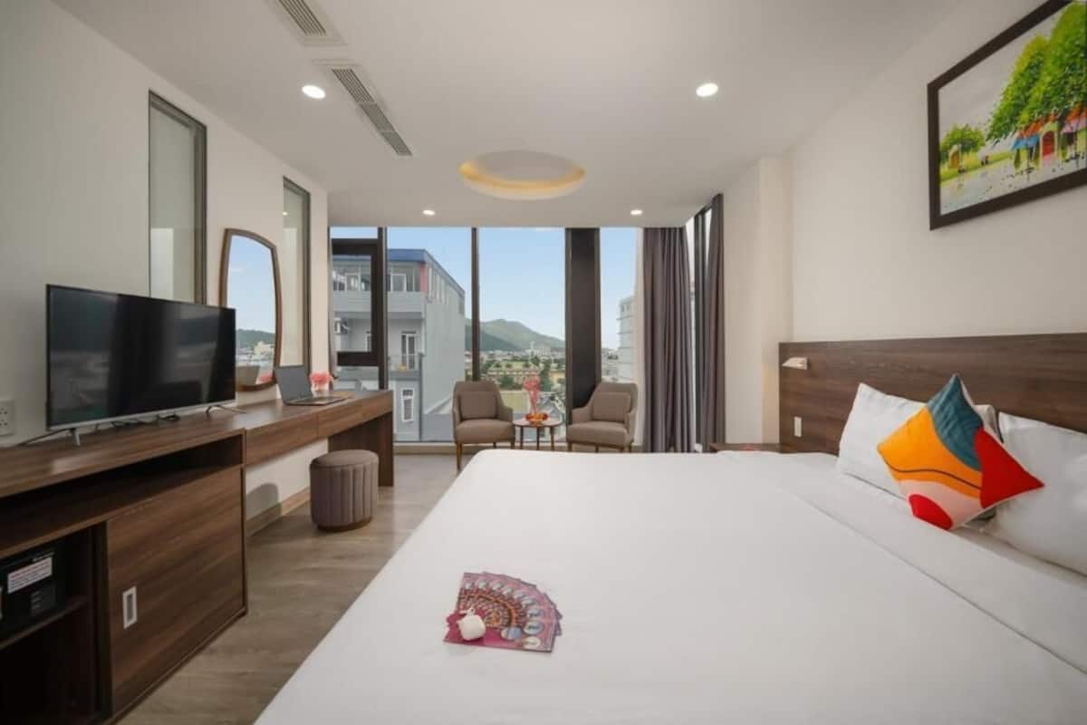 Phòng Suite, quang cảnh thành phố | 1 phòng ngủ, bàn, màn/rèm cản sáng, phòng cách âm