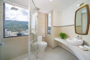 Family Oda, Şehir Manzaralı | Banyo | Duş, ücretsiz banyo/kozmetik ürünleri, saç kurutma makinesi, terlik 