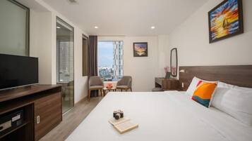 Phòng đôi Deluxe, quang cảnh thành phố | Bàn, màn/rèm cản sáng, phòng cách âm