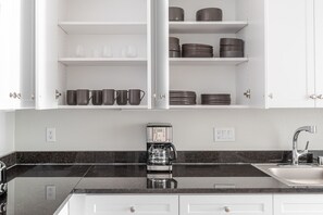 Réfrigérateur, micro-ondes, four, lave-vaisselle