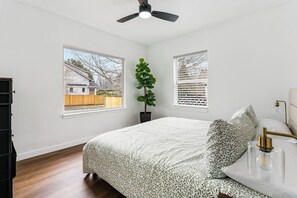 2 bedrooms, iron/ironing board, WiFi, bed sheets - Parkside PDX Cottage (Portland)