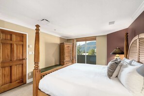 2 bedrooms, iron/ironing board, WiFi, bed sheets - Whistler lodge condo w/ ski access & hot tub (Whistler)