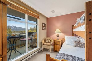 2 bedrooms, iron/ironing board, WiFi, bed sheets - Whistler lodge condo w/ ski access & hot tub (Whistler)