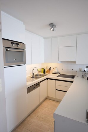 冷蔵庫、電子レンジ、オーブン、コンロ