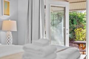 3 Schlafzimmer, Schreibtisch, Bügeleisen/Bügelbrett, Reisekinderbett