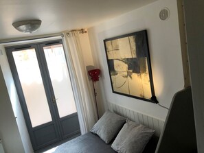 1 slaapkamer, een strijkplank/strijkijzer, gratis wifi, beddengoed