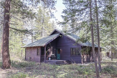 Happy Pines 2BR Cabin w/ King & Twin Beds