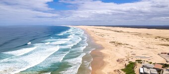 Robinson Retreat with Beach Bungalow, 3 Robinson St - air con, 2 kitchens, 6 bedrooms, 4 bathrooms