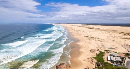 Robinson Retreat with Beach Bungalow, 3 Robinson St - air con, 2 kitchens, 6 bedrooms, 4 bathrooms