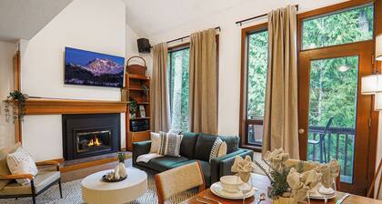 Elegant Mountain Escape: Two-Bedroom Retreat near Mt. Baker