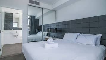 Tabla de planchar con plancha, wifi y ropa de cama