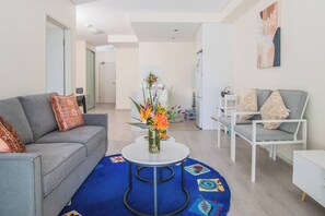 Living area - Lovely 1 bed apartment at Turrumurra with parking (Turramurra)