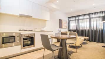 Réfrigérateur, micro-ondes, four, plaque de cuisson