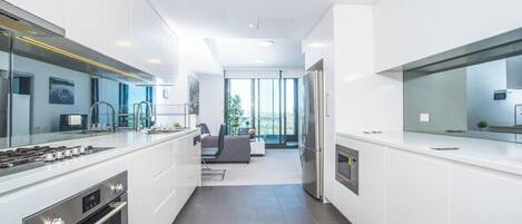 ثلاجة، ميكروويف، فرن، مستلزمات طهي/أطباق/أوعية