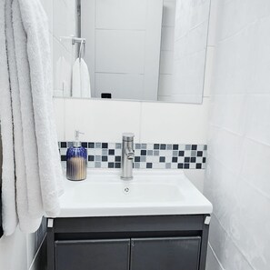 Regadera, secadora de cabello, toallas, jabón