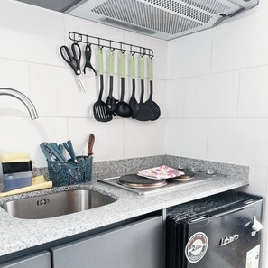 Fridge, microwave, stovetop, electric kettle