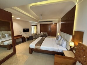 Deluxe suite | Een bureau, een laptopwerkplek, gratis wifi