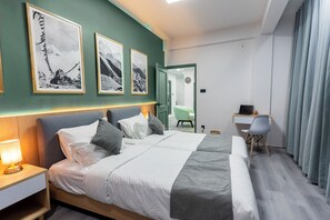 2 habitaciones, escritorio y tabla de planchar con plancha 