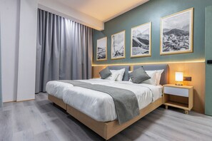 2 habitaciones, escritorio y tabla de planchar con plancha 