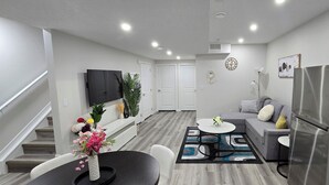 Un appartement moderne comprenant un coin repas, une cuisine et un espace de vie.