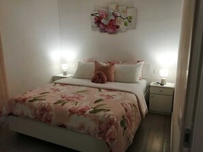 1 habitación, tabla de planchar con plancha, cuna de viaje y wifi